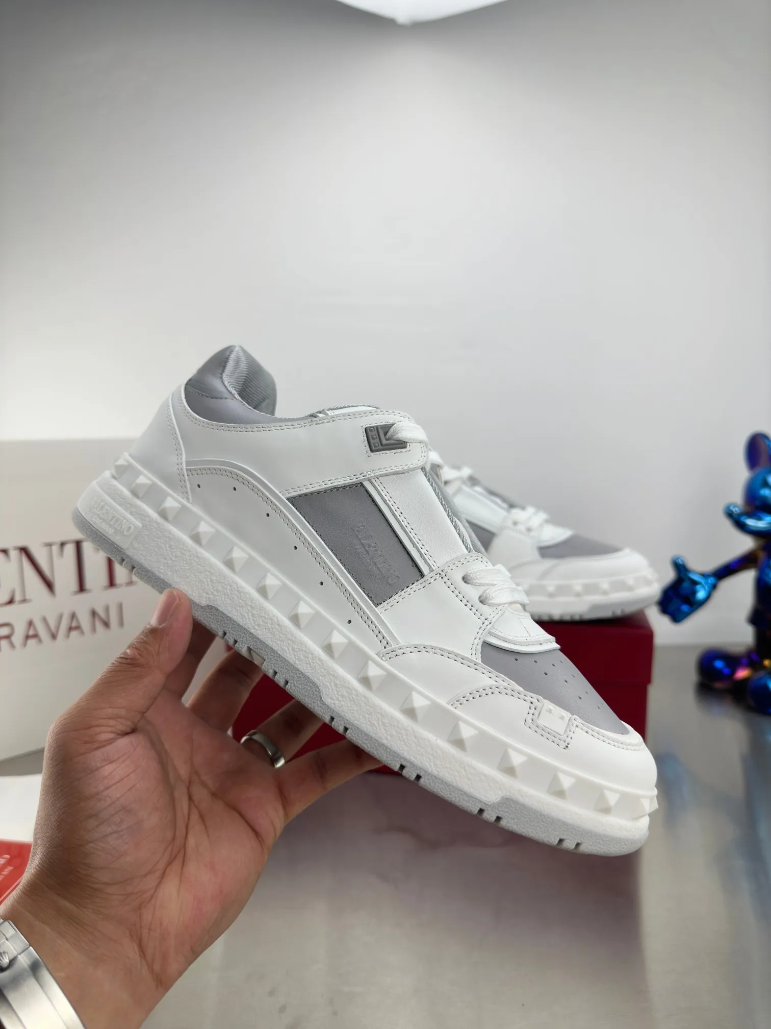 👟👟Ex-factory price 640👟👟 🔺Valentino🔺 Valentino VT 2024 early spring white shoes casual shoes! Top version!  Original 1:1 mold opening! Lasting + oil edge craftsmanship, classic splicing, fashionable and versatile, 🎁Full set of packaging at the same time at the counter. Fabric: Customized cowhide. Lining: Original breathable mesh. Outsole: Original TPU material outsole. Non-slip and wear-resistant. Size: Female 35-40! Male 39～45